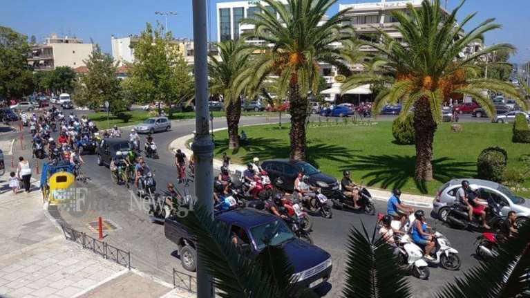 Κορονοϊός- Χανιά: Διαμαρτυρία για τα μέτρα, με... τον εθνικό ύμνο και ελληνικές σημαίες [βίντεο]