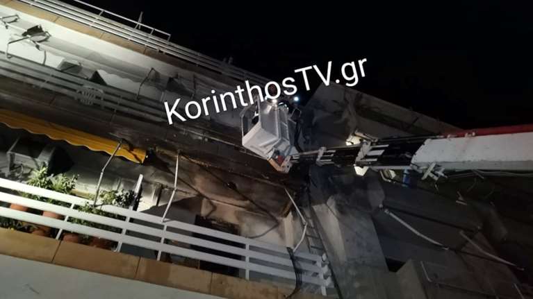 Λουτράκι: Παραλίγο τραγωδία από φωτιά σε πολυκατοικία - Βίντεο από τον απεγκλωβισμό 12 ατόμων