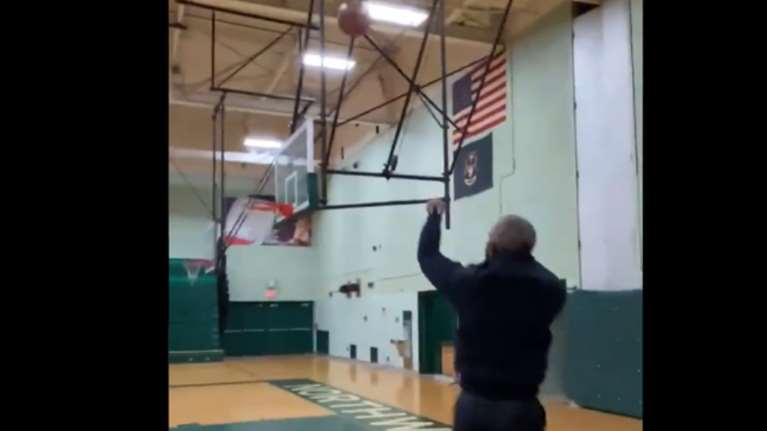 Αμερικανικές εκλογές: Το επικό τρίποντο του Ομπάμα και η... υπόκλιση από τον Λεμπρόν [βίντεο]