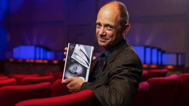 Booker 2021: Στο Νοτιοαφρικανό Ντέιμον Γκάλγκουτ το βραβείο για το μυθιστόρημά του &quot;Η υπόσχεση&quot;