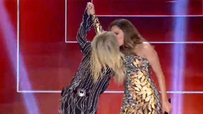 Αννα Βίσση - Δέσποινα Βανδή: Το φιλί στο στόμα που έληξε την 25ετή κόντρα τους [βίντεο]