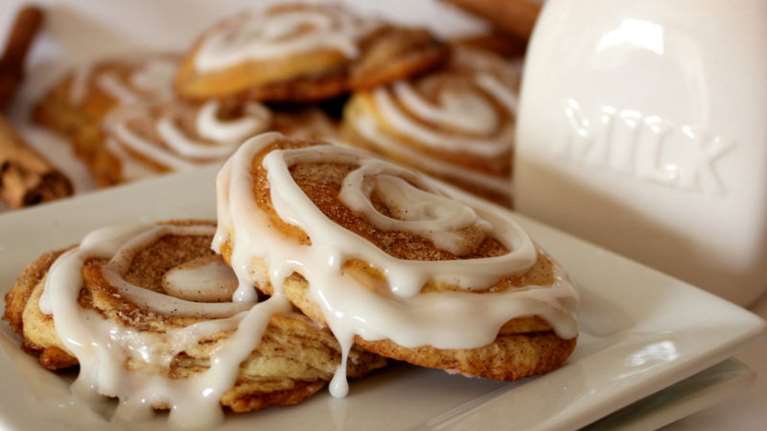 Ακης Πετρετζίκης: Απίθανα και εύκολα cinnamon roll cookies