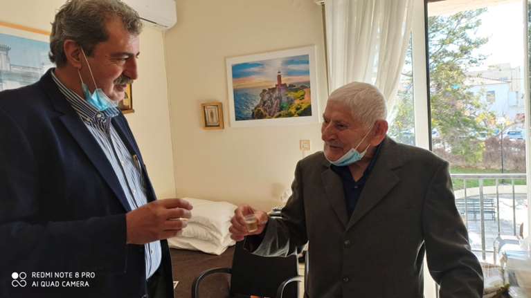 Ο Πολάκης επισκέφθηκε γηροκομείο με τη μάσκα στο... πηγούνι [εικόνες]