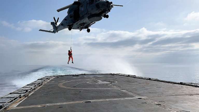 Εντυπωσιακή στρατιωτική άσκηση με τη φρεγάτα &quot;Κανάρης&quot; και το γαλλικό αεροπλανοφόρο Σαρλ Ντε Γκωλ [εικόνες - βίντεο]