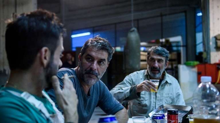 &quot;Ανθρωποι και Ποντίκια&quot;: Η θεατρική επιτυχία του Β. Μπισμπίκη παρουσιάζεται σε 2 online streaming προβολές