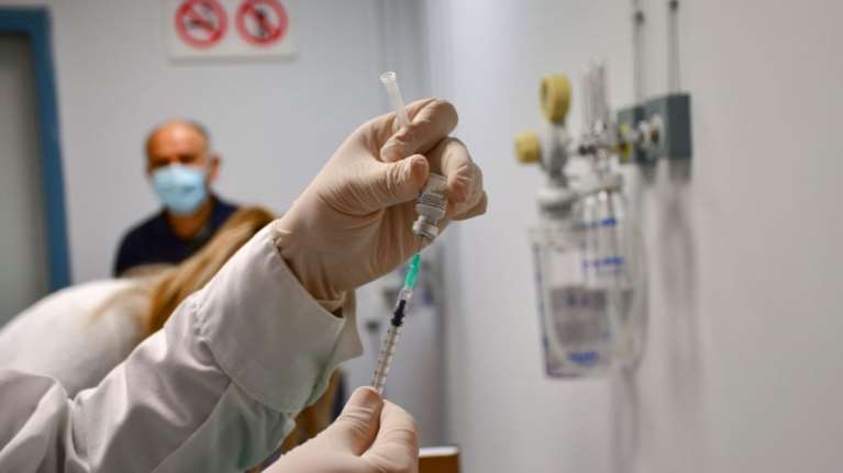 Επικεφαλής ECDC: Η 3η δόση είναι σημαντική διότι προστατεύει πάρα πολύ από σοβαρή νόσηση