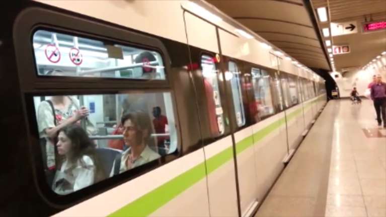 Δάφνη: 50χρονος ζαλίστηκε και έπεσε στις γραμμές του Μετρό - Σώθηκε χάρη στην επέμβαση άλλων επιβατών