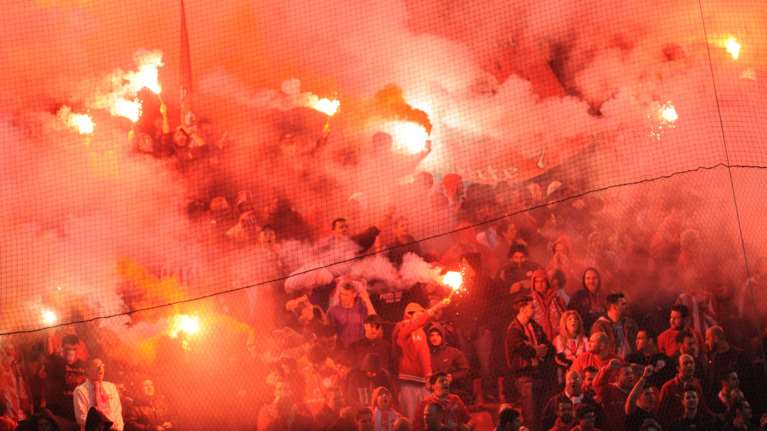 Πέραμα: Άγρια επεισόδια μεταξύ οπαδών έξω από σύνδεσμο του Ολυμπιακού - Τραυματισμοί και ζημιές σε αυτοκίνητα