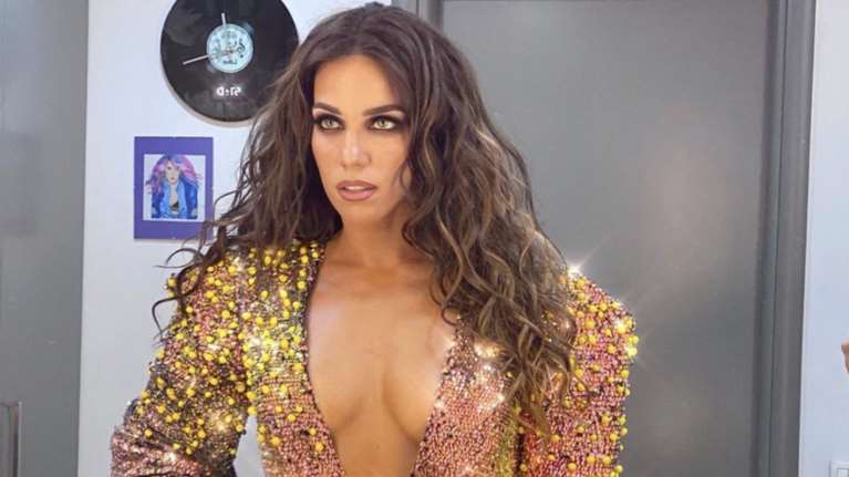 Κατερίνα Στικούδη: Ο σέξι χορός της ντυμένη αγιοβασιλίτσα [βίντεο]