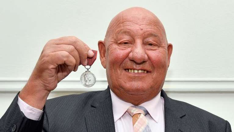 Ο σωτήρας της πριγκίπισσας Άννας πούλησε το μετάλλιό του