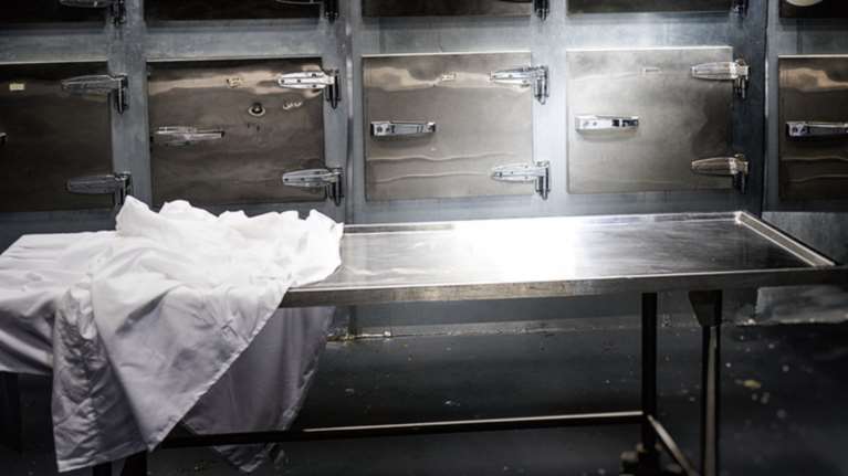 Η νέα φάμπρικα των αρνητών: Τσουνάμι περιττών νεκροτομών - Υποψίες για κύκλωμα πίσω από τις απειλές γιατρών