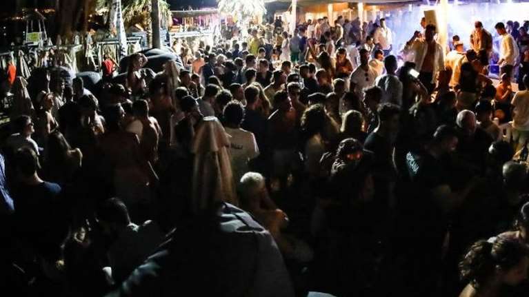 Απίστευτο: "Κορονοπάρτι" στη Φτελιά της Μυκόνου με καλεσμένους ασθενείς που ήταν σε καραντίνα- Συλλήψεις από την ΕΛ.ΑΣ