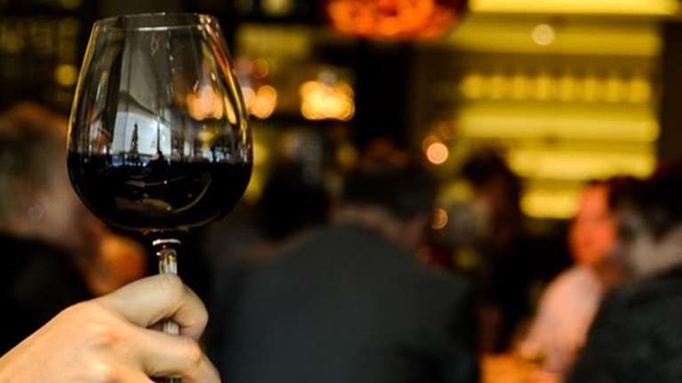 Κορονο-δείπνο επωνύμων στην Κηφισιά: Τι αποκαλύπτει ο ιδιοκτήτης του κέντρου και ο οικοδεσπότης πρύτανης