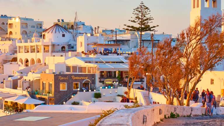 Μπαράζ ελέγχων στα νησιά μετά την έκρηξη κρουσμάτων: Νυχτερινή απαγόρευση και διακοπή μουσικής στην εστίαση τα επόμενα μέτρα