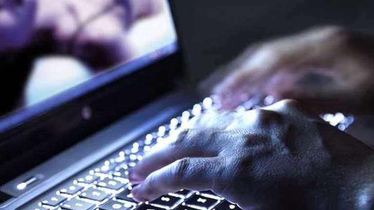 Πάτρα: Συνελήφθη 25χρονος - Ανήρτησε ροζ βίντεο της συντρόφου σε site και το έστειλε στον εργοδότη και τη μητέρα της