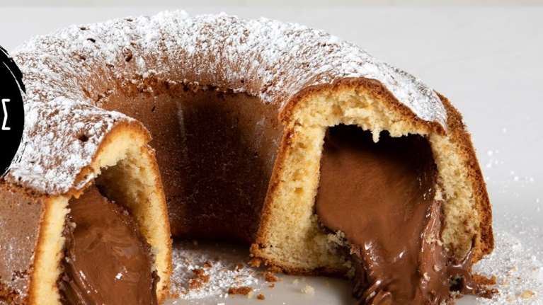 Συνταγή Ακη Πετρετζίκη: Κέικ βανίλιας γεμιστό με πραλίνα φουντουκιού - Σκέτος πειρασμός