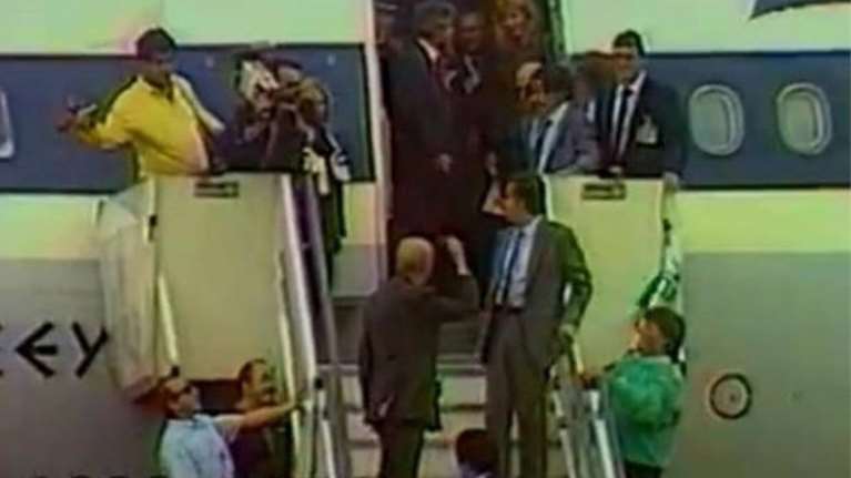 33 χρόνια από το ιστορικό νεύμα του Ανδρέα Παπανδρέου στη Δήμητρα Λιάνη, στο αεροδρόμιο του Ελληνικού [βίντεο]