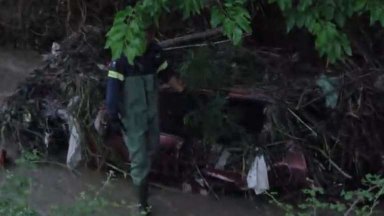 Συγκλονιστικές εικόνες: Οι προσπάθειες ανάσυρσης του 26χρονου από τον χείμαρρο - Βρέθηκε νεκρός σε ρέμα [Βίντεο]