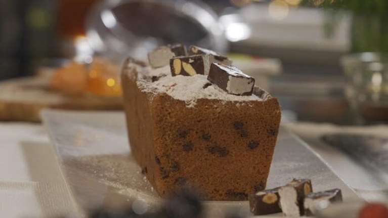 Στέλιος Παρλιάρος: Συνταγή για υγρό κέικ με καφέ και κομμάτια σοκολάτας