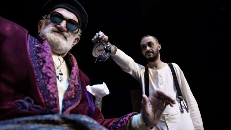 &quot;Τέλος του Παιχνιδιού&quot;: Οι πρώτες φωτογραφίες της παράστασης με τον Δημήτρη Καταλειφό πριν την πρεμιέρα