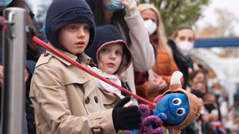 Τα θλιμμένα δίδυμα του Μονακό: Ζακ και Γκαμπριέλα συνοδεύουν τον πατέρα τους, ενώ η Σαρλίν λείπει ακόμα