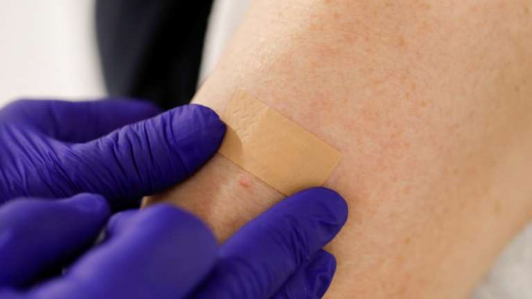 Εμβόλιο κορονοϊού σε... τσιρότο: Πιο αποτελεσματικό από την ένεση, δείχνει νέα μελέτη