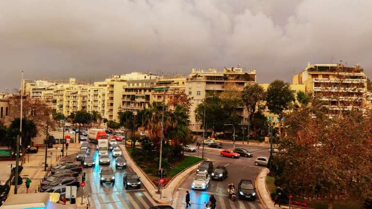 Καιρός: Βροχές και αφρικανική σκόνη - Πού θα κυμανθεί η θερμοκρασία