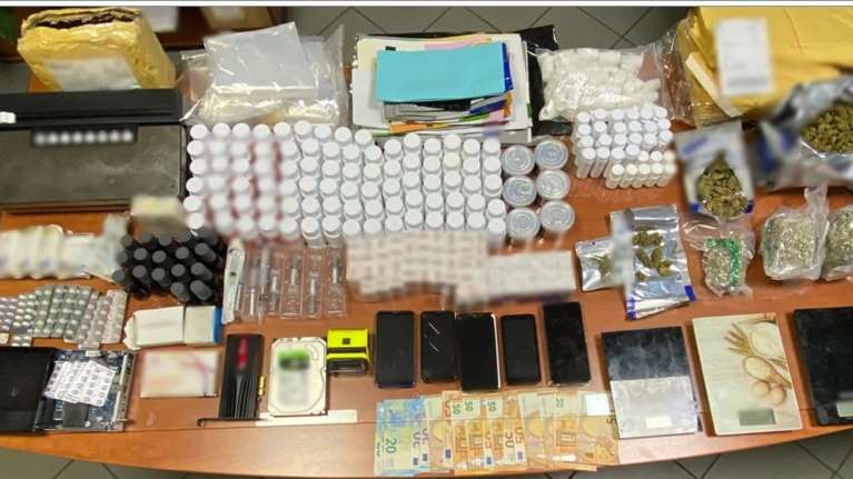 Εξαρθρώθηκε σπείρα που διακινούσε ναρκωτικά στη Χαλκίδα: Είχαν και κεταμίνη στην κατοχή τους [εικόνες]