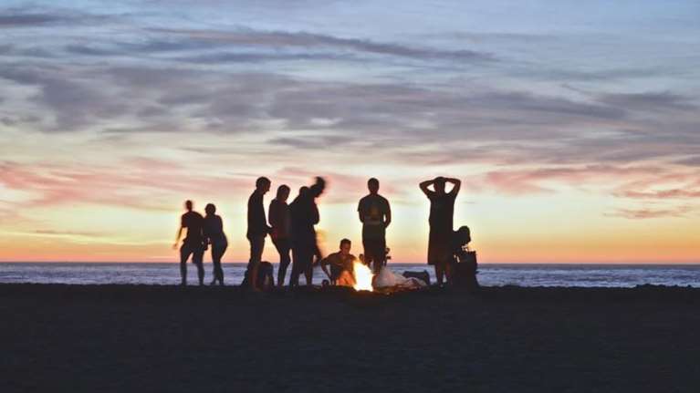 Αμετανόητοι στη Ρόδο: Εστησαν... κορονο-πάρτι με 70 άτομα στην παραλία λίγο πριν το lockdown