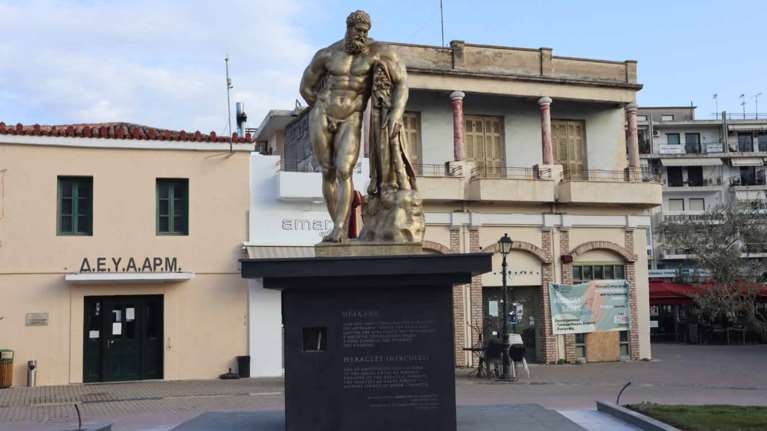 Αγαλμα του Ηρακλή ύψους... 3 μέτρων τοποθετήθηκε στο κέντρο του Αργους - &quot;Γύρισε στην πατρίδα του&quot;, λέει ο δήμαρχος