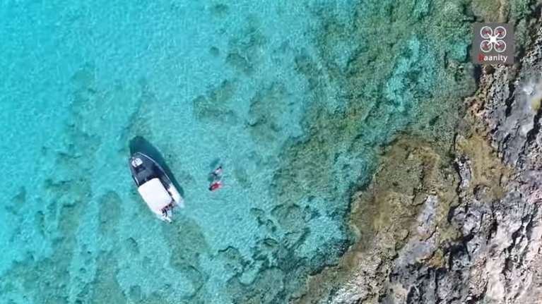 Μαγεία: Η άγνωστη παραλία της Αργολίδας με το περίεργο σχήμα και τα νερά που θυμίζουν Καραϊβική [βίντεο]