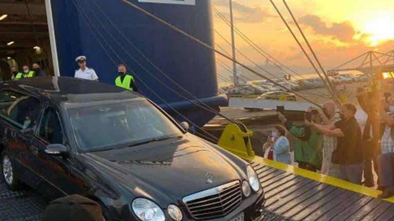 Μίκης Θεοδωράκης: Στα Χανιά η σορός του - Λαϊκό προσκύνημα και τελευταίο χειροκρότημα στον Γαλατά - Live [εικόνες, βίντεο]