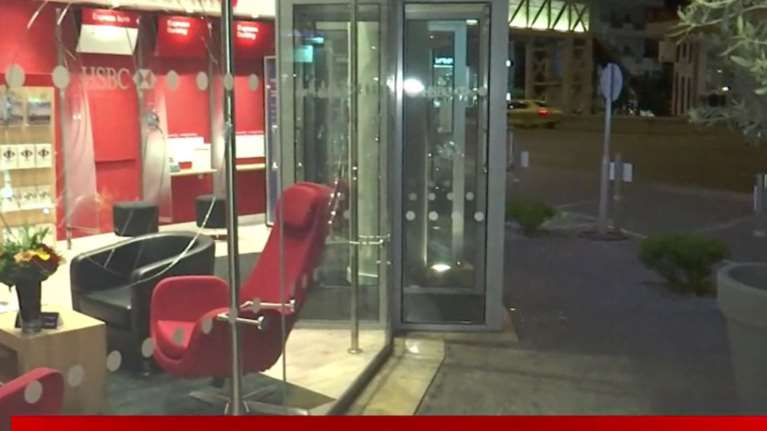 Επίθεση με βαριοπούλες σε τράπεζα στο Μαρούσι