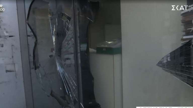 Επιχείρηση &quot;βαριοπούλα&quot; στην Εφορία Ψυχικού: Αγνωστοι τα έκαναν &quot;γυαλιά - καρφιά&quot;