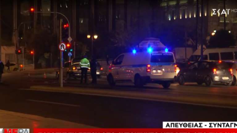 Σοβαρό τροχαίο στο Σύνταγμα: Παράσυρση πεζού από ταξί μπροστά από τη Βουλή