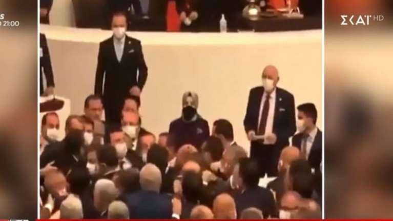 Χαμός στην τουρκική Βουλή και ξύλο μεταξύ βουλευτών - Κατηγορίες για σχέσεις με μαφιόζους - &quot;Είσαι απατεώνας&quot;