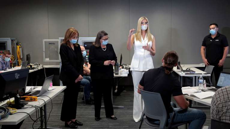 Ιβάνκα Τραμπ: Εβαλε μυαλό μετά την κατακραυγή - Το total white look &amp; η μάσκα