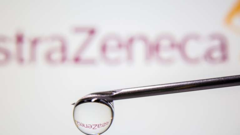 Εμβόλιο Οξφόρδης/AstraZeneca: Μέχρι τέλος Μαρτίου θα έχουν εμβολιαστεί εκατομμύρια - Πήρε έγκριση στη Βρετανία