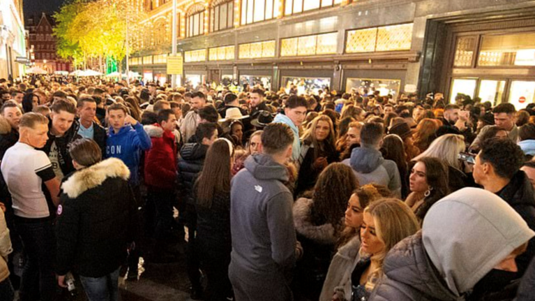 Βρετανία: Σκηνές χάους χωρίς μάσκες έξω από τα Harrod&#39;s για να προλάβουν τα Χριστουγεννιάτικα ψώνια