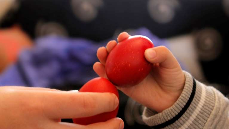 Πάσχα: Πώς θα σπάσετε όλα τα αυγά των "αντιπάλων" - Επιστήμονας αποκαλύπτει... τα μυστικά