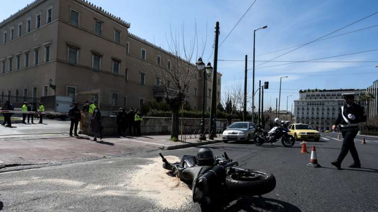 Τροχαίο στη Βουλή: Δεν έχει συλληφθεί ο οδηγός που ενεπλάκη στο περιστατικό