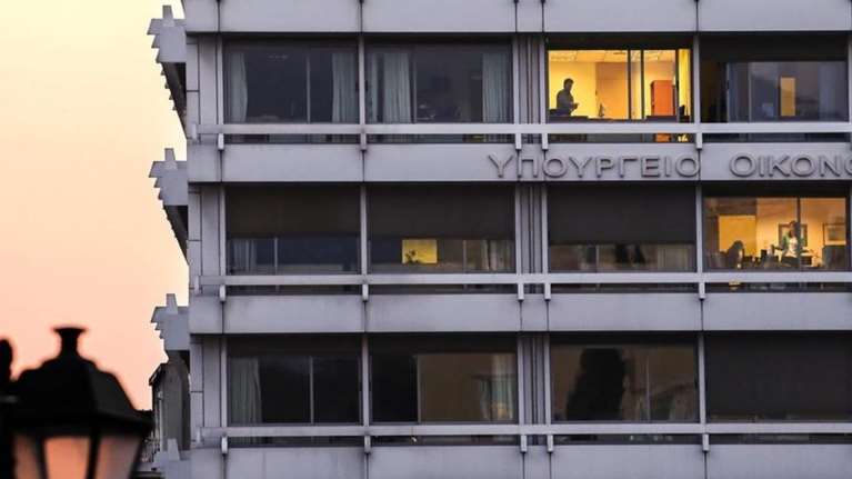 Ψάχνουν τον λογαριασμό του κοροναϊού: Τα σενάρια για τα μέτρα