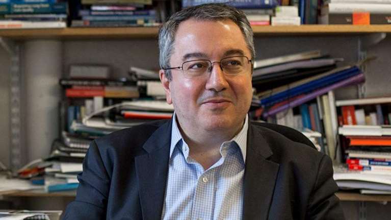 Μόσιαλος: Αποτελεσματικό και χωρίς επιπτώσεις το εμβόλιο της Οξφόρδης