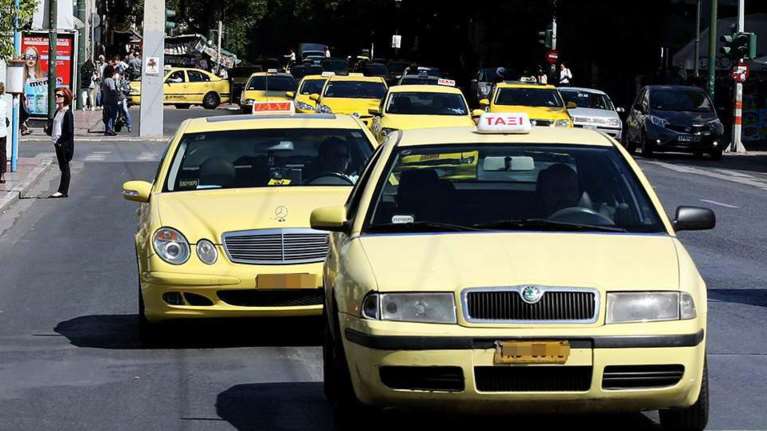 Ταξιτζήδες έκαναν &quot;κούρσες&quot; με tablet κι απενεργοποιημένα ταξίμετρα