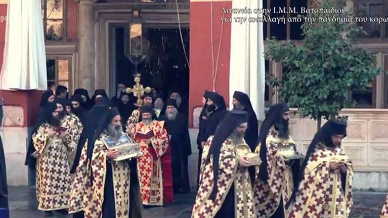 Αγιο Ορος: Εκαναν λιτανεία για τον κορονοϊό χωρίς κανένα μέτρο προστασίας - Με συνωστισμό και χωρίς μάσκες [βίντεο]