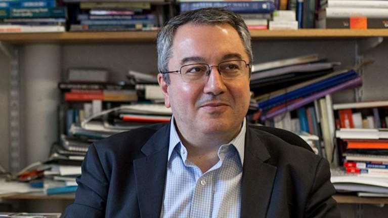 Μόσιαλος: Καλά νέα για τον εμβολιασμό ασθενών με σκλήρυνση κατά πλάκας