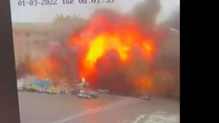 Ουκρανία - Σοκαριστικό βίντεο: Ρουκέτα ανατινάζει κυβερνητικό κτίριο στο Χάρκοβο