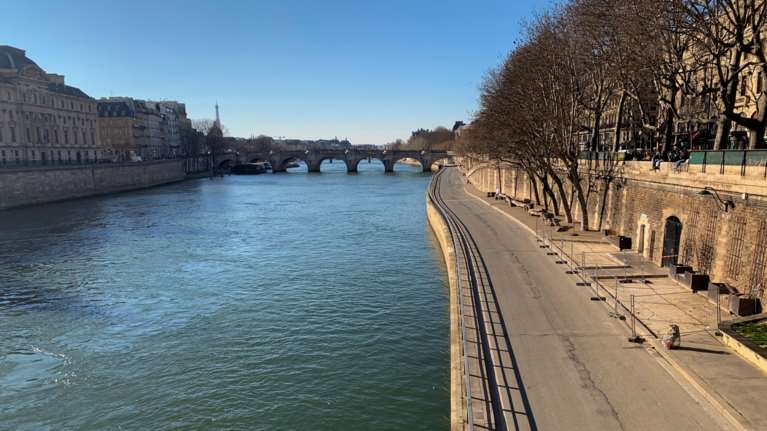 Γαλλία: Κορονομαζώξεις στις όχθες του Σηκουάνα - Εκκένωση από την αστυνομία