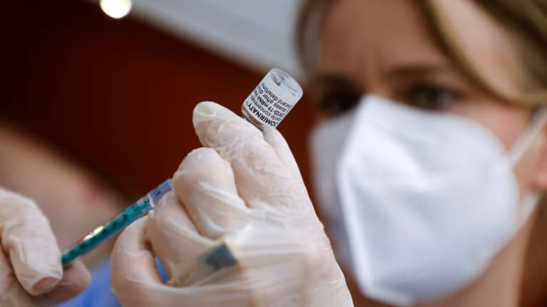 Ερευνα - Κορονοϊός: Και μία μόνο δόση εμβολίου AstraZeneca ή Pfizer μειώνει κατά 65% τον κίνδυνο μόλυνσης