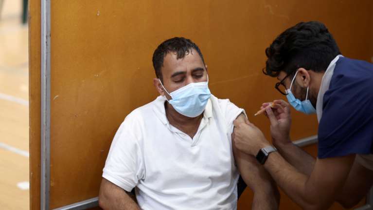 Φρένο στην 4η δόση από ΠΟΥ και ΕΜΑ: &quot;Δεν είναι βιώσιμη λύση να εμβολιαζόμαστε κάθε 3-4 μήνες&quot;